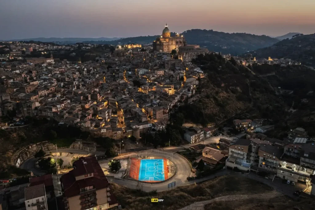 Vista aerea di Piazza Armerina al tramonto con il campetto della Castellina in primo piano