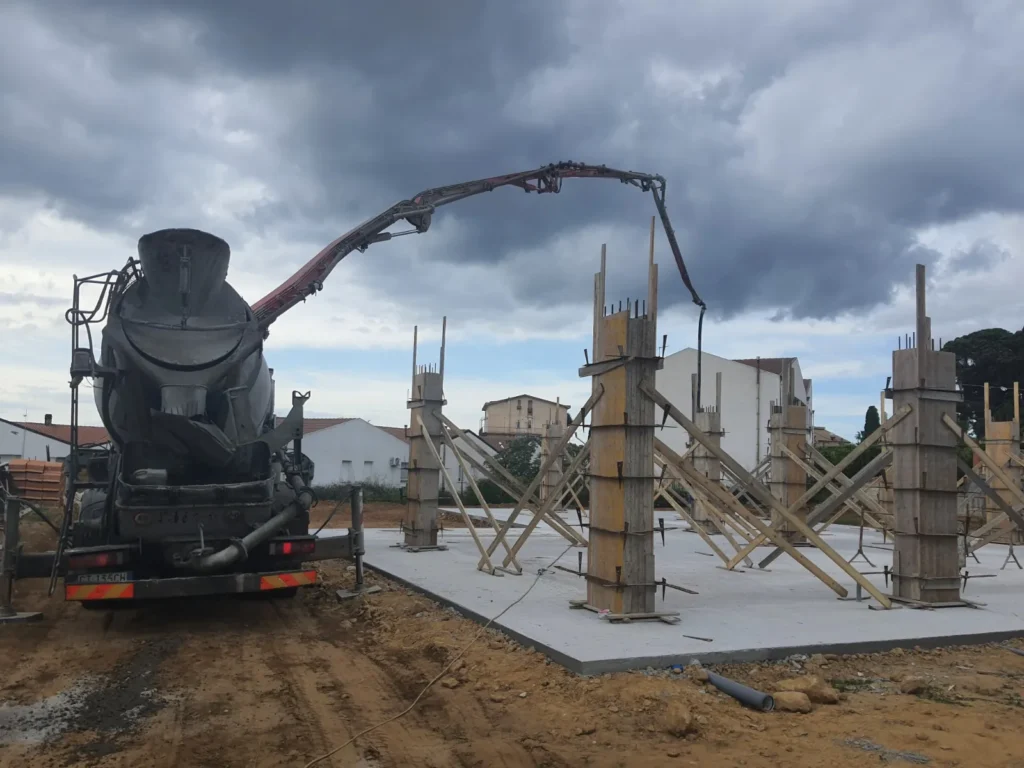 Getto dei pilastri con autopompa per calcestruzzo