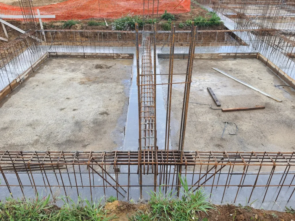 Scavo di fondazione con armature e magrone
