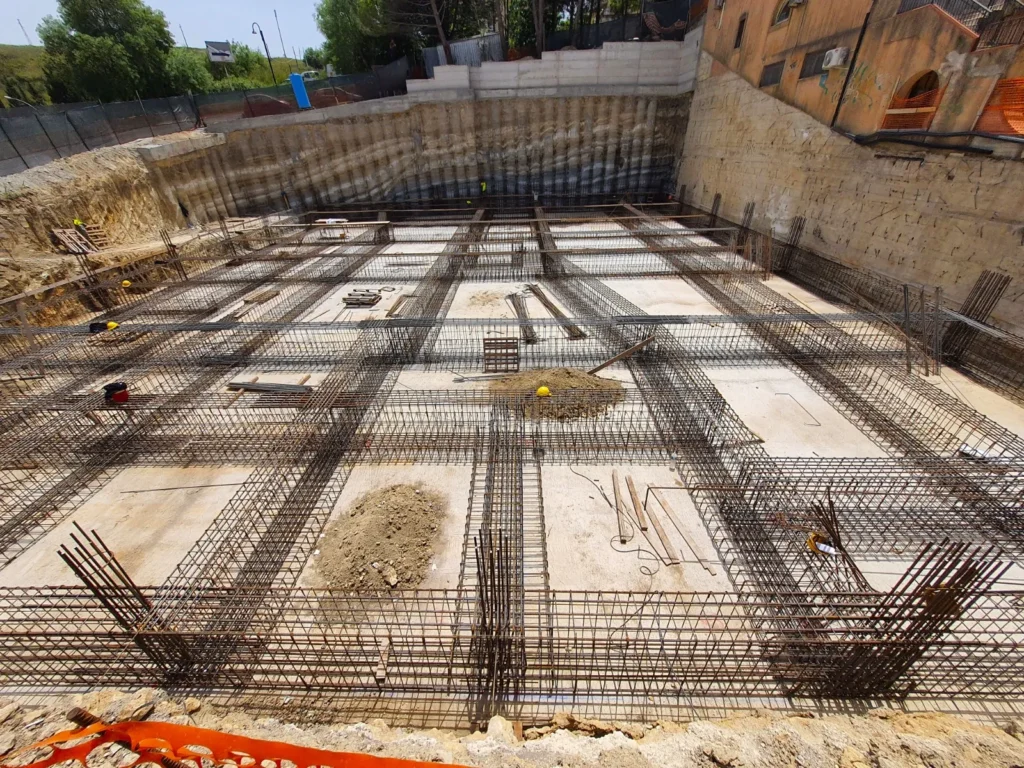 Scavo con armatura di fondazione entro la paratia di pali