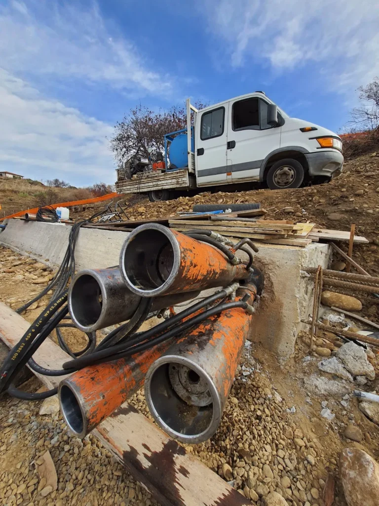 Aste e utensili di perforazione accantonati in cantiere