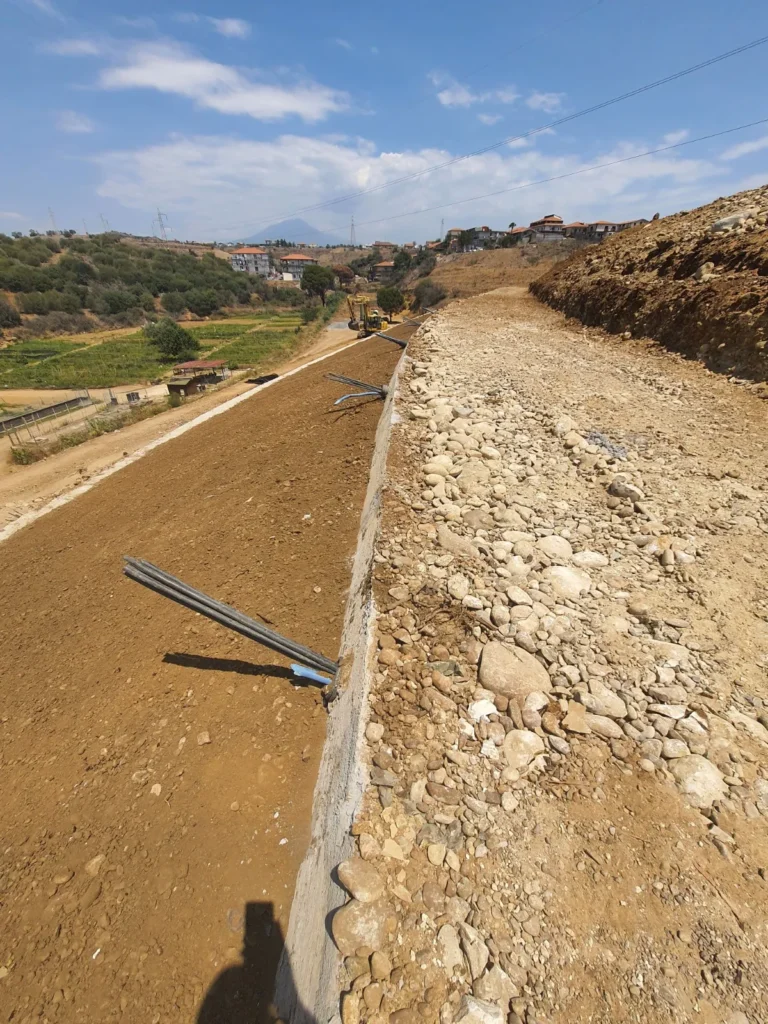 Rilevato e muro di sostegno lungo la pista di cantiere