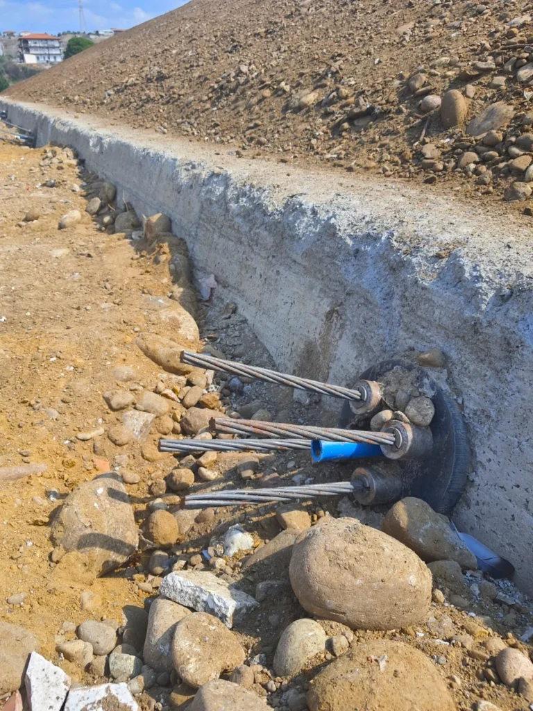 Teste dei tiranti sul muro di sostegno