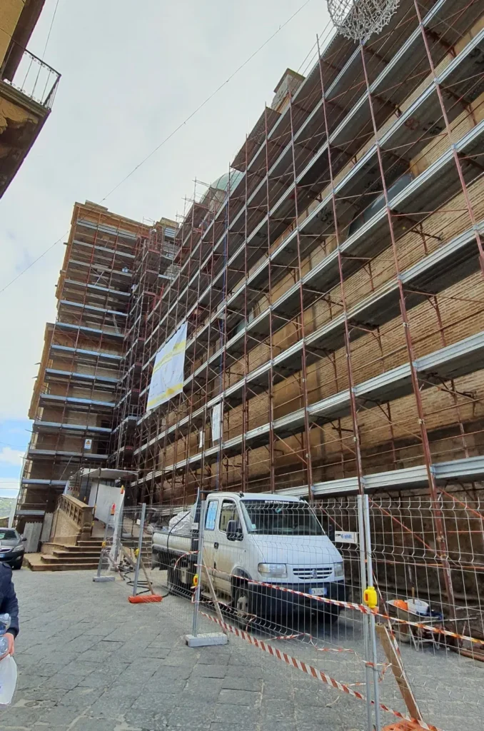 Ponteggio montato sul prospetto laterale della Basilica Cattedrale