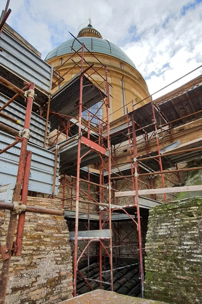 Ponteggio attorno alla cupola e all'abside della Cattedrale