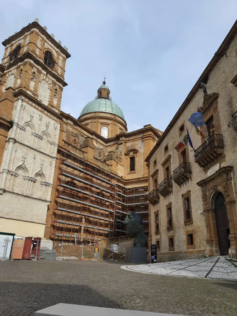 La Basilica Cattedrale di Piazza Armerina con il campanile e la piazza