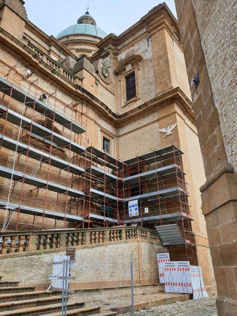 Ponteggio sul fianco della Cattedrale, sopra la balaustra