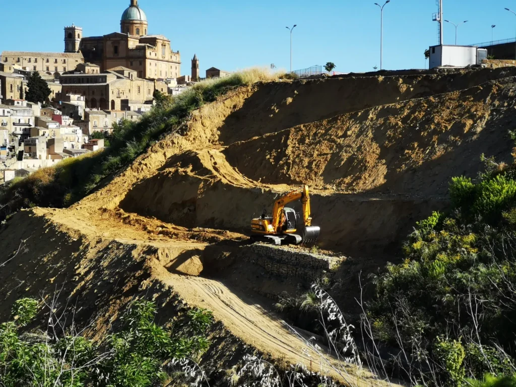 Fronte di scavo del versante con il Duomo di Piazza Armerina sullo sfondo